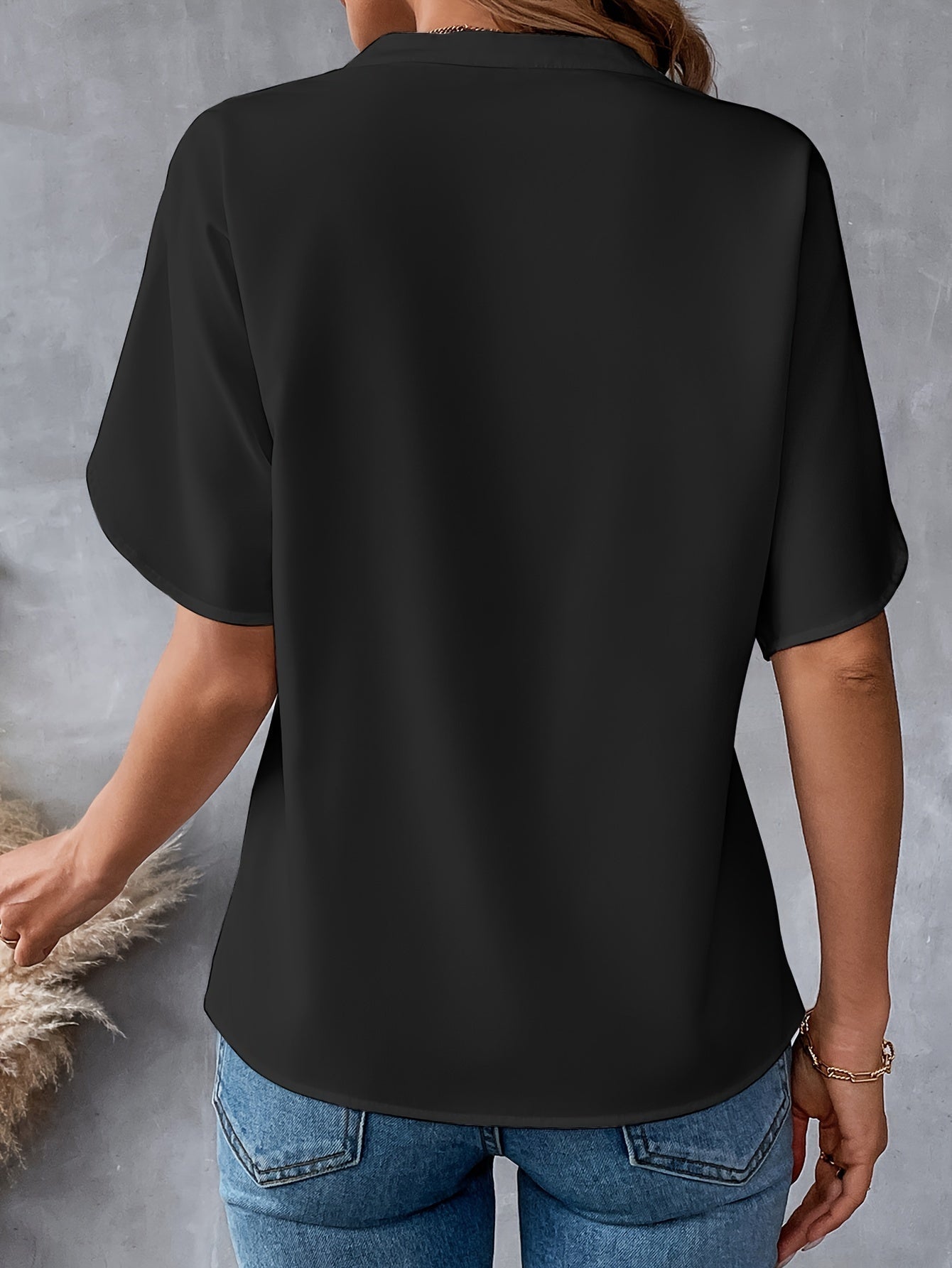 Noelle | Relaxed V-Neck Blouse